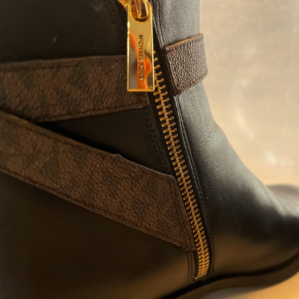 MICHEAL KORS Ankle boots, size 7.  Worn twice.  Very good condition.